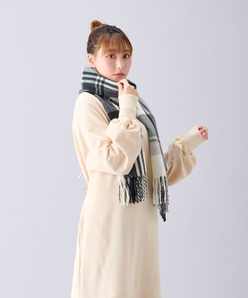 estaa（エスタ）の「とろーりビッグマフラー　”カジュアルチェック”（マフラー・レディース・ブラック/ライトピンク/オフホワイト/クリーム/ネイビー/ピンク/ブラック×ホワイト/ミント/ベージュ/ネイビー×ホワイト/サンドベージュ/グレー/キャメル/シャーベット/ダークブルー/ライトグレー/アイボリー/オートミール/サックスブルー/グレー系その他・FREE）」の5枚目の写真