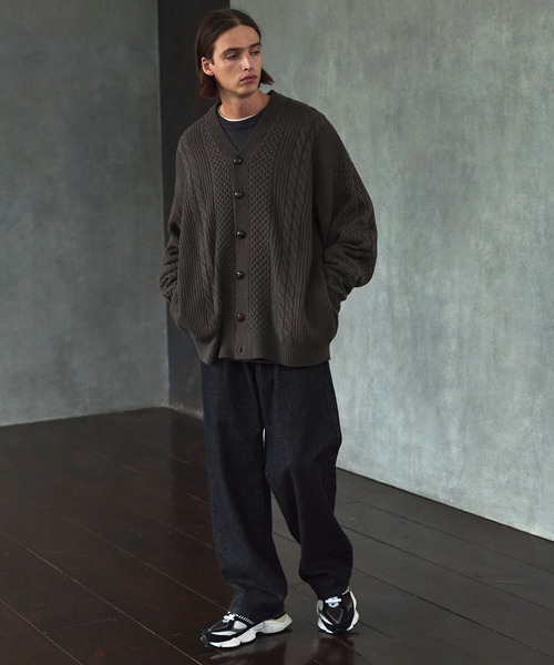 EMMA CLOTHES(エマクローズ)の「カラーケーブル編みニット ミドル丈バルーンビッグカーディガン EMMA CLOTHES(カーディガン/ボレロ・メンズ・モカ/グレー系/チャコールグレー/オリーブ・M/L)」の8枚目の写真