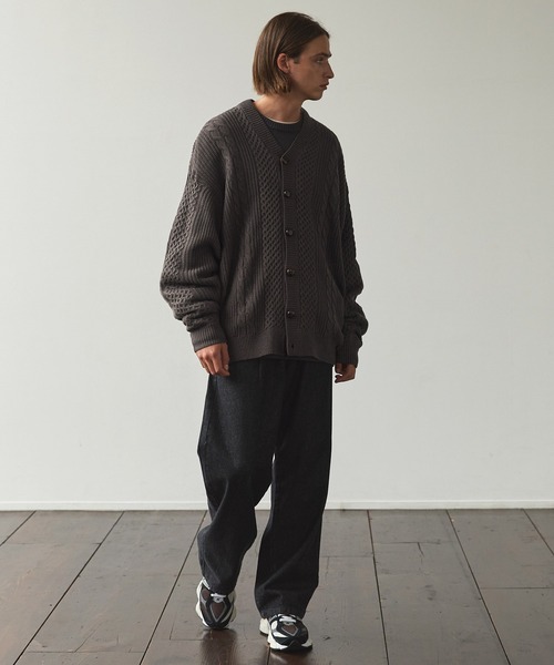 EMMA CLOTHES(エマクローズ)の「カラーケーブル編みニット ミドル丈バルーンビッグカーディガン EMMA CLOTHES(カーディガン/ボレロ・メンズ・モカ/グレー系/チャコールグレー/オリーブ・M/L)」の13枚目の写真