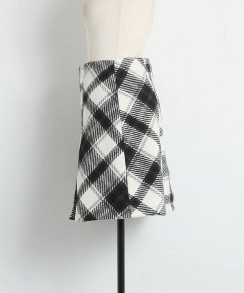 tocco closet（トッコ　クローゼット）の「チェック柄タック入り台形ミニスカート（スカート・レディース・ブラック/ベージュ・M）」の16枚目の写真