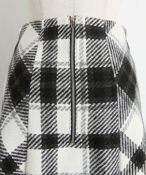 tocco closet（トッコ　クローゼット）の「チェック柄タック入り台形ミニスカート（スカート・レディース・ブラック/ベージュ・M）」の18枚目の写真