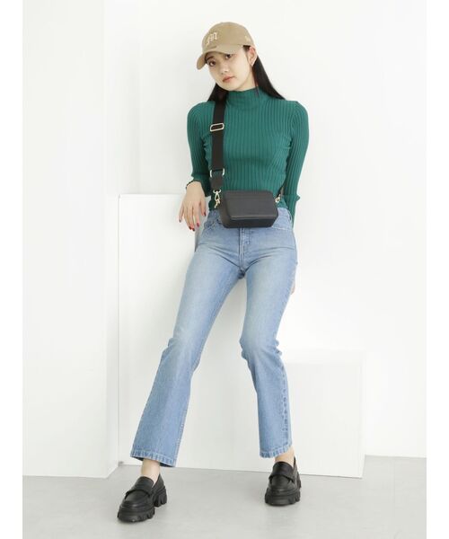 MURUA(ムルーア)の「ローライズストレートデニム(デニムパンツ・レディース・ブラック/ライトブルー・1/2)」の8枚目の写真