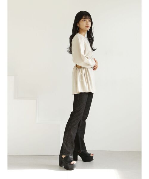 MURUA(ムルーア)の「ローライズストレートデニム(デニムパンツ・レディース・ブラック/ライトブルー・1/2)」の12枚目の写真