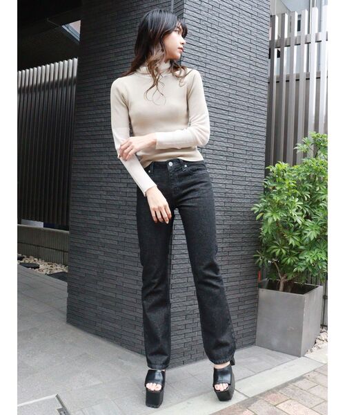 MURUA(ムルーア)の「ローライズストレートデニム(デニムパンツ・レディース・ブラック/ライトブルー・1/2)」の17枚目の写真