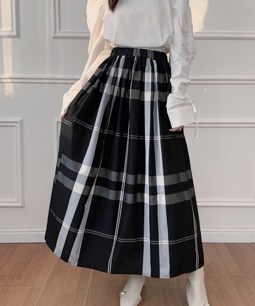ECLIN（エクラン）の「大柄チェックボリュームフレアロングスカート（スカート・レディース・ブラック/ネイビー/レッド/グリーン/アイボリー・S/M）」の5枚目の写真