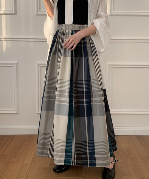 ECLIN（エクラン）の「大柄チェックボリュームフレアロングスカート（スカート・レディース・ブラック/ネイビー/レッド/グリーン/アイボリー・S/M）」の4枚目の写真