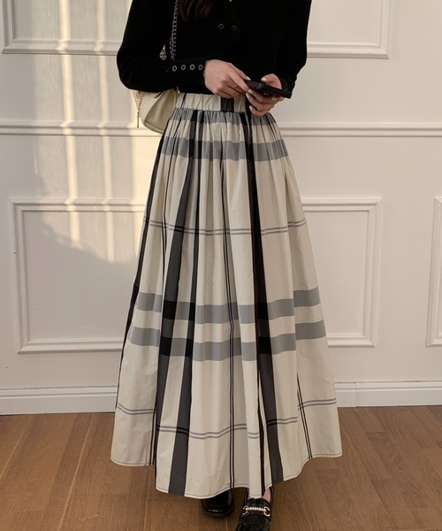 ECLIN（エクラン）の「大柄チェックボリュームフレアロングスカート（スカート・レディース・ブラック/ネイビー/レッド/グリーン/アイボリー・S/M）」の2枚目の写真