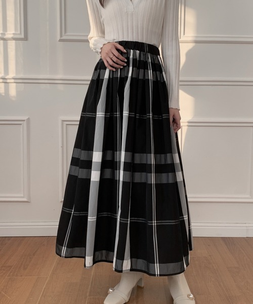 ECLIN（エクラン）の「大柄チェックボリュームフレアロングスカート（スカート・レディース・ブラック/ネイビー/レッド/グリーン/アイボリー・S/M）」の3枚目の写真