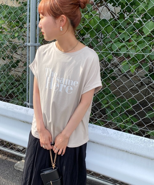 JEANS FACTORY （ジーンズファクトリー）の「[MAISON DE L'ALLURE/メゾンドゥラリュール] ラバーロゴプリントTシャツ（Tシャツ/カットソー・レディース・グレイッシュベージュ/ブラック/オフホワイト/グリーン・F）」の3枚目の写真