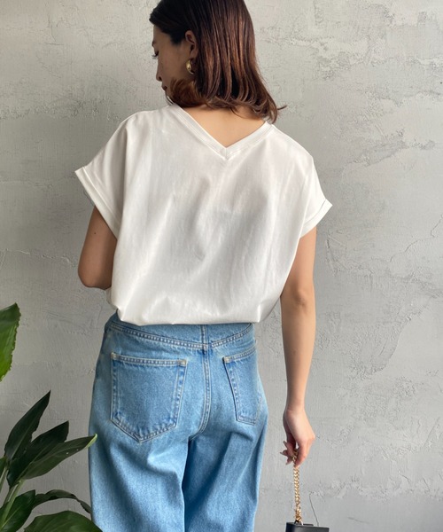 JEANS FACTORY （ジーンズファクトリー）の「[MAISON DE L'ALLURE/メゾンドゥラリュール] ラバーロゴプリントTシャツ（Tシャツ/カットソー・レディース・グレイッシュベージュ/ブラック/オフホワイト/グリーン・F）」の8枚目の写真
