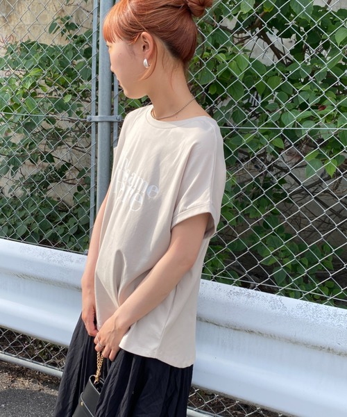 JEANS FACTORY （ジーンズファクトリー）の「[MAISON DE L'ALLURE/メゾンドゥラリュール] ラバーロゴプリントTシャツ（Tシャツ/カットソー・レディース・グレイッシュベージュ/ブラック/オフホワイト/グリーン・F）」の18枚目の写真