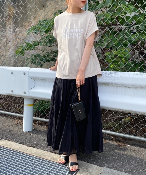JEANS FACTORY （ジーンズファクトリー）の「[MAISON DE L'ALLURE/メゾンドゥラリュール] ラバーロゴプリントTシャツ（Tシャツ/カットソー・レディース・グレイッシュベージュ/ブラック/オフホワイト/グリーン・F）」の20枚目の写真
