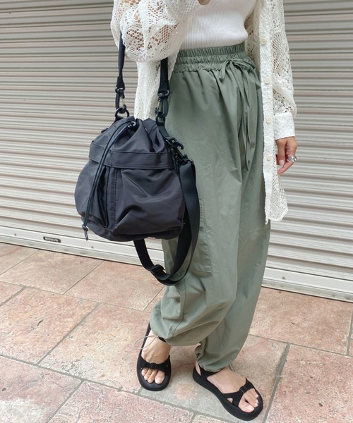 MYMOOD.（マイムード）の「2WAYミリタリー巾着ショルダーバッグ（ショルダーバッグ・レディース・カーキ/アイボリー/ブラック・FREE）」の5枚目の写真