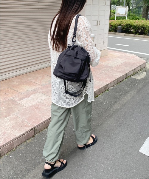 MYMOOD.（マイムード）の「2WAYミリタリー巾着ショルダーバッグ（ショルダーバッグ・レディース・カーキ/アイボリー/ブラック・FREE）」の6枚目の写真