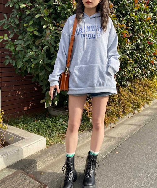NANEA(ナネア)の「ロゴプリントプルパーカースウェット裏起毛(パーカー・レディース・グレー/ピンク・フリー)」の19枚目の写真