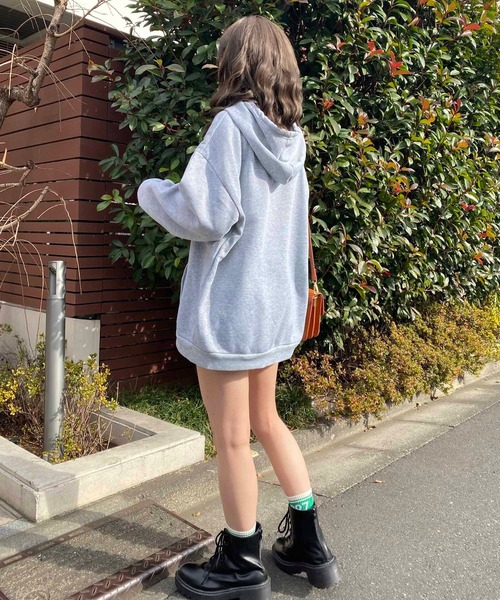NANEA(ナネア)の「ロゴプリントプルパーカースウェット裏起毛(パーカー・レディース・グレー/ピンク・フリー)」の16枚目の写真