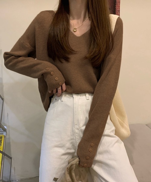 Silly（シリー）の「【韓国ファッションに活躍のニットトップス】スリーブボタンニット（ニット/セーター・レディース・ブラウン/ホワイト/ベージュ/ブラック/アイボリー・FREE）」の4枚目の写真