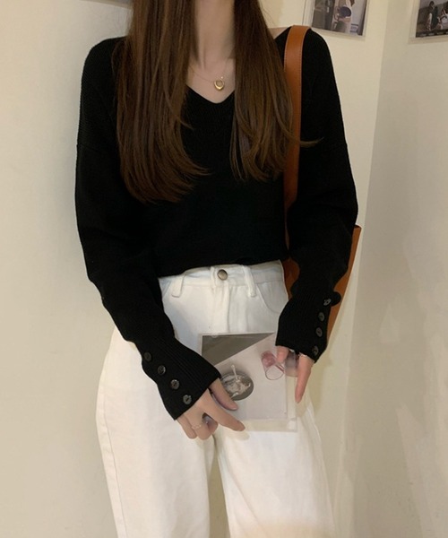 Silly（シリー）の「【韓国ファッションに活躍のニットトップス】スリーブボタンニット（ニット/セーター・レディース・ブラウン/ホワイト/ベージュ/ブラック/アイボリー・FREE）」の2枚目の写真