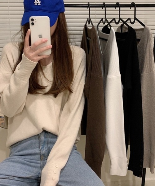 Silly（シリー）の「【韓国ファッションに活躍のニットトップス】スリーブボタンニット（ニット/セーター・レディース・ブラウン/ホワイト/ベージュ/ブラック/アイボリー・FREE）」の14枚目の写真