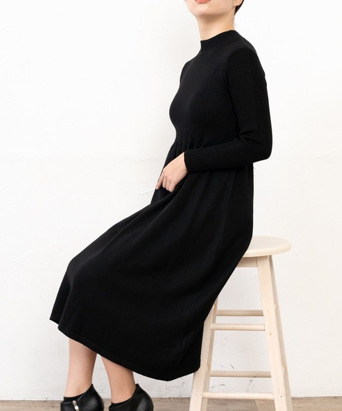 Primazel（プリマゼル）の「リブニットミモレ丈フレアワンピース（ワンピース・レディース・ブラック/モカ・M）」の4枚目の写真