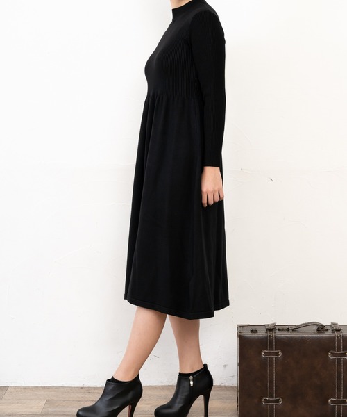 Primazel（プリマゼル）の「リブニットミモレ丈フレアワンピース（ワンピース・レディース・ブラック/モカ・M）」の15枚目の写真