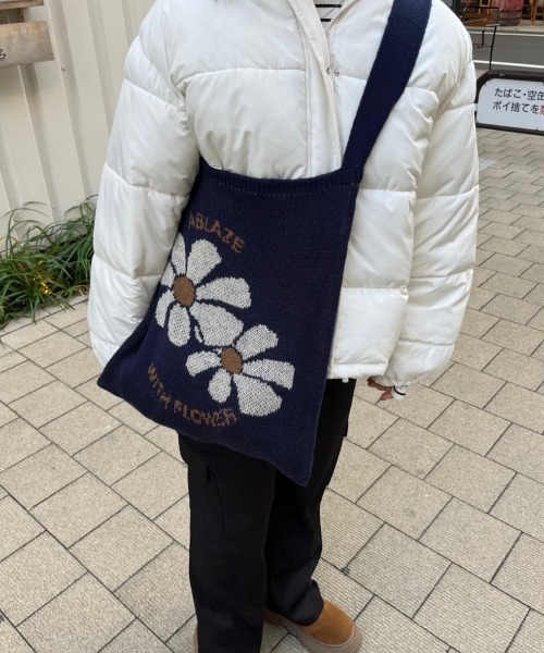 nemne store（ネンネストア）の「花柄ニットバッグ（ショルダーバッグ・レディース・ネイビー/アイボリー・フリー）」の9枚目の写真