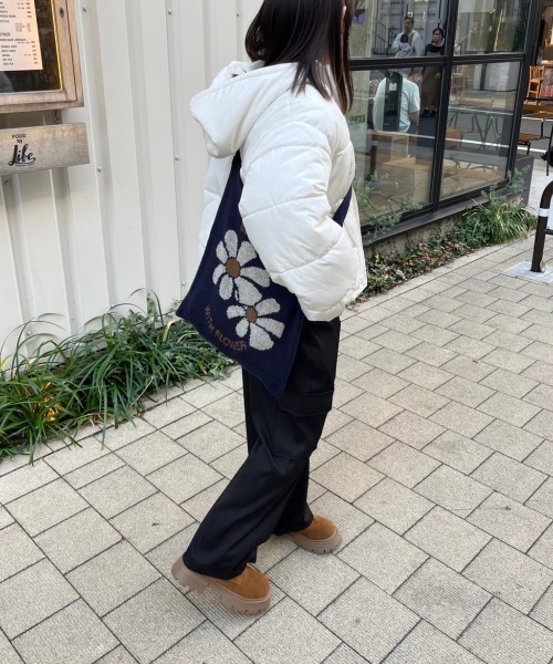 nemne store（ネンネストア）の「花柄ニットバッグ（ショルダーバッグ・レディース・ネイビー/アイボリー・フリー）」の11枚目の写真