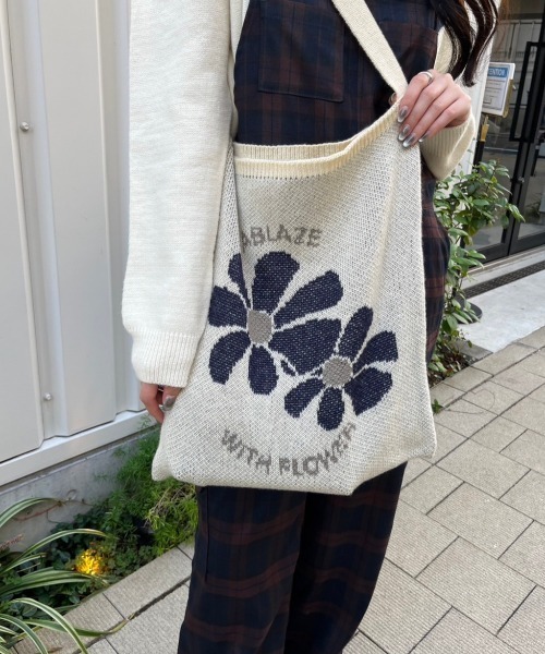 nemne store（ネンネストア）の「花柄ニットバッグ（ショルダーバッグ・レディース・ネイビー/アイボリー・フリー）」の7枚目の写真