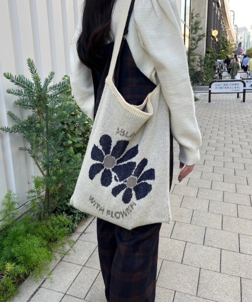 nemne store（ネンネストア）の「花柄ニットバッグ（ショルダーバッグ・レディース・ネイビー/アイボリー・フリー）」の6枚目の写真