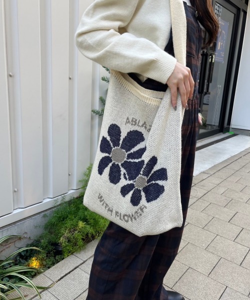 nemne store（ネンネストア）の「花柄ニットバッグ（ショルダーバッグ・レディース・ネイビー/アイボリー・フリー）」の3枚目の写真