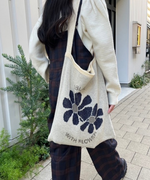 nemne store（ネンネストア）の「花柄ニットバッグ（ショルダーバッグ・レディース・ネイビー/アイボリー・フリー）」の4枚目の写真