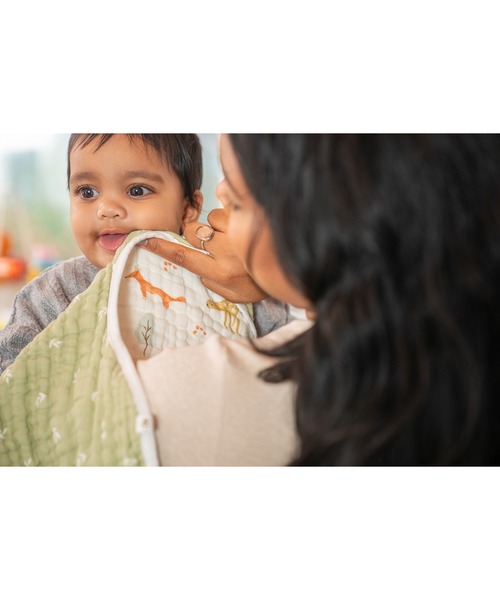 aden + anais essentials（エイデンアンドアネイエッセンシャルズ）の「バーピービブ（スタイ/よだれかけ・キッズ・ホワイト×カーキブラウン/ホワイト×グリーン/アニマル/ホワイト×ピンク・FREE）」の12枚目の写真