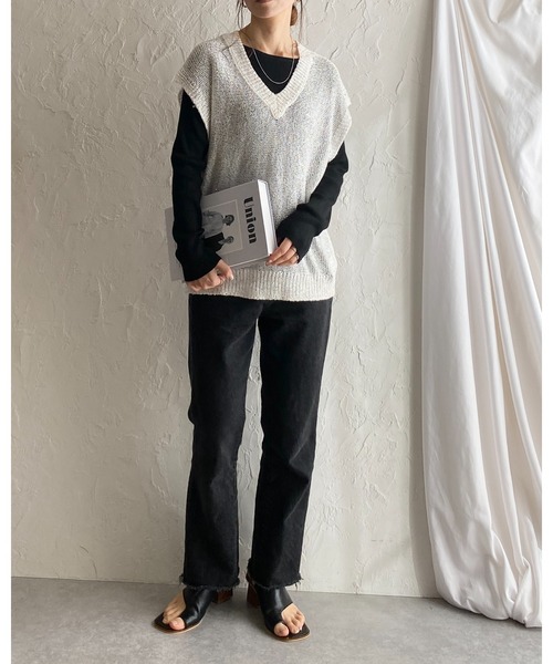 She's Closet(シーズクローゼット)の「深Vネックロング丈グリッターラメスパンコール透かし編みシアーニットベスト(ベスト・レディース・ブラック/アイボリー/グレー・FREE)」の18枚目の写真