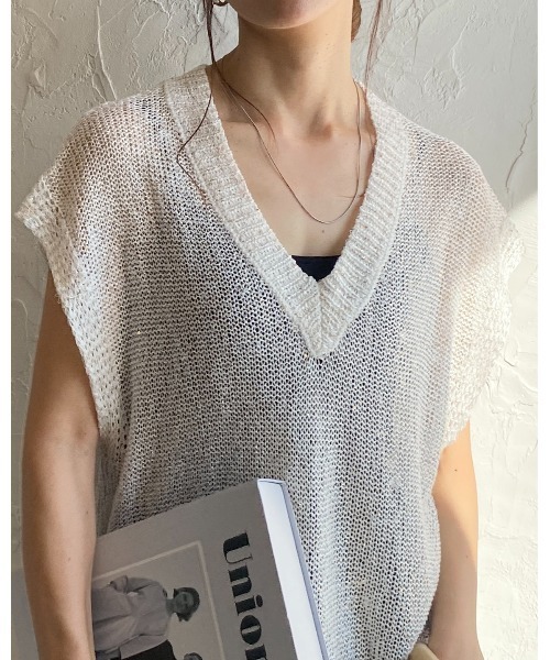 She's Closet(シーズクローゼット)の「深Vネックロング丈グリッターラメスパンコール透かし編みシアーニットベスト(ベスト・レディース・ブラック/アイボリー/グレー・FREE)」の19枚目の写真