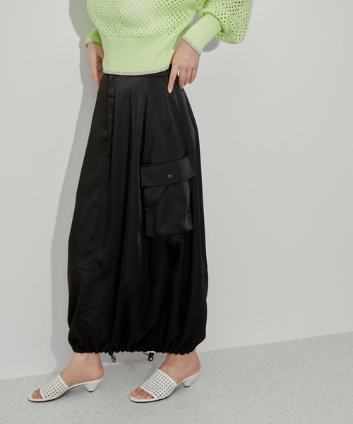 ADAM ET ROPE'(アダムエロペ)の「【サステナブル】サテンバルーンカーゴスカート(スカート・レディース・ブラック/オフホワイト/イエロー・36/38)」の3枚目の写真