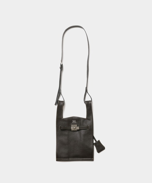 beautiful people(ビューティフルピープル)の「market shoulder bag in shrink leather(ショルダーバッグ・レディース・グレイッシュブルー/キャメル/ブラック/グレイッシュベージュ/アイボリー/グレー/ネイビー/オレンジ/レッド/イエロー/ブルー/グリーン/ライトピンク/ダークブラウン/イエロー系/ブルー系/ミント・FREE)」の4枚目の写真