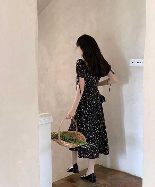 gossip！ロサンゼルス（ゴシップロサンゼルス）の「リボン　レトロ 小花柄 スリットワンピース（ワンピース・レディース・ブラック・FREE）」の2枚目の写真