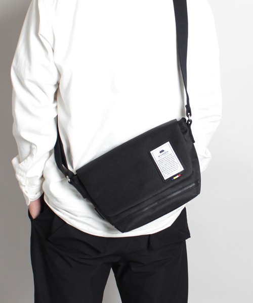 【MADDEN EQUIPMENT】A5サイズ収納可 2.6L 軽撥水加工 軽量 ショルダーバック メッセンジャーバッグ NMTC-06（ショルダーバッグ）｜MADDEN EQUIPMENT（メデン イクイップメント）