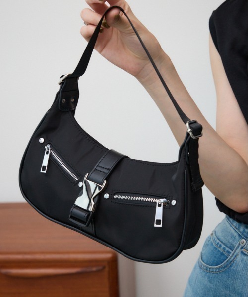 AZUL by moussy（アズールバイマウジー）の「メタルバックルハンドバッグ（ショルダーバッグ・レディース・ブラック/カーキ・FREE）」の2枚目の写真