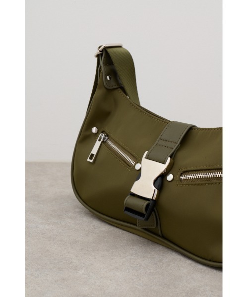 AZUL by moussy（アズールバイマウジー）の「メタルバックルハンドバッグ（ショルダーバッグ・レディース・ブラック/カーキ・FREE）」の8枚目の写真