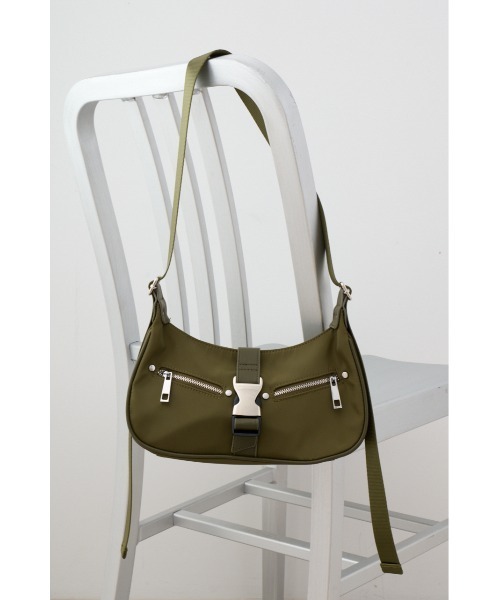 AZUL by moussy（アズールバイマウジー）の「メタルバックルハンドバッグ（ショルダーバッグ・レディース・ブラック/カーキ・FREE）」の5枚目の写真