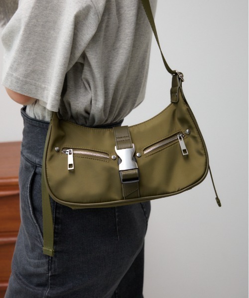 AZUL by moussy（アズールバイマウジー）の「メタルバックルハンドバッグ（ショルダーバッグ・レディース・ブラック/カーキ・FREE）」の10枚目の写真