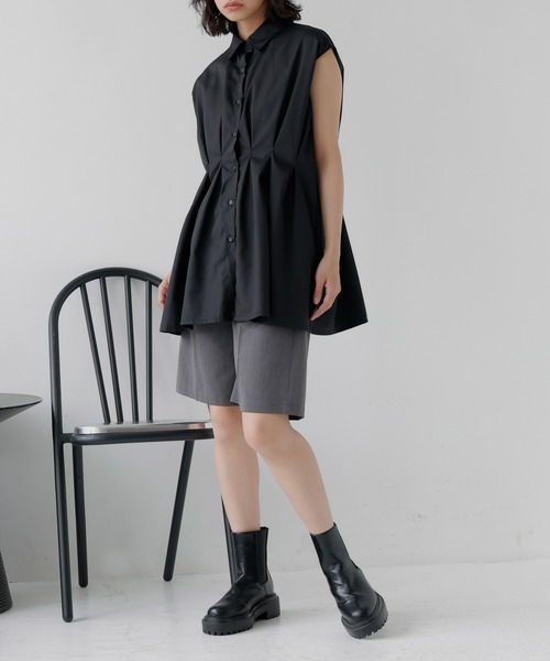 hellam(へラム)の「ウエストタックノースリーブシャツ(シャツ/ブラウス・レディース・ブルー/オフホワイト/ブラック・FREE)」の4枚目の写真