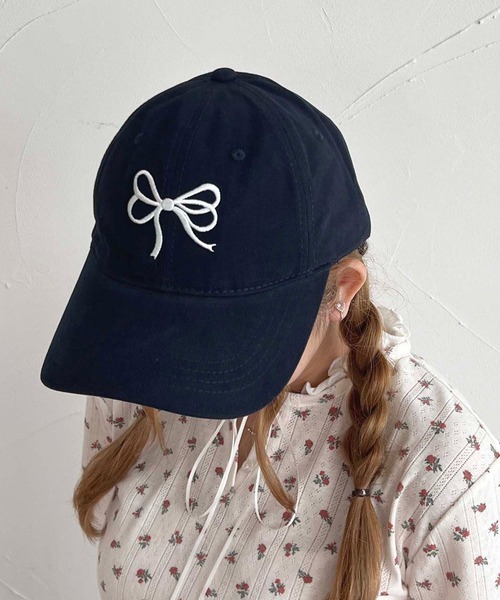 apres jour（アプレジュール）の「【apres jour×ARIAZ】刺繍リボンキャップ（キャップ・レディース・ネイビー/ベージュ/ブラック/オフホワイト・FREE）」の4枚目の写真