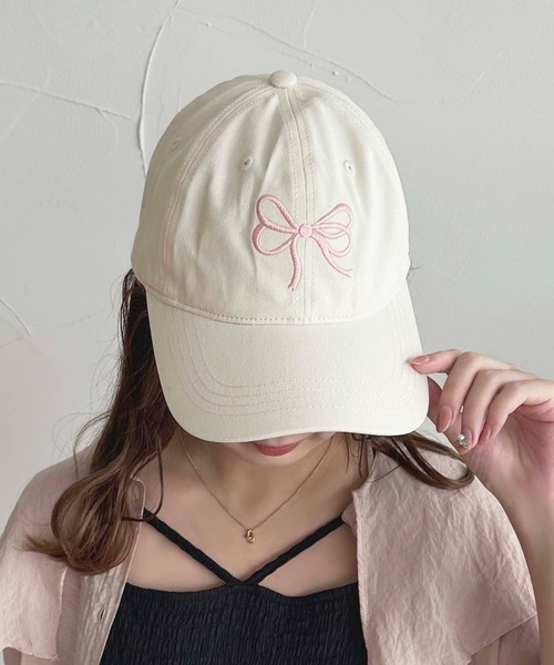 apres jour（アプレジュール）の「【apres jour×ARIAZ】刺繍リボンキャップ（キャップ・レディース・ネイビー/ベージュ/ブラック/オフホワイト・FREE）」の2枚目の写真