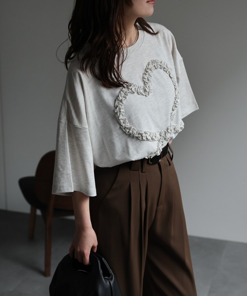 ap retro（アプレトロ）の「【選べるデザイン】BigシルエットカジュアルＴシャツ/ ハートチュール / ロゴ刺繍 / ハートモチーフ（Tシャツ/カットソー・レディース・オフホワイト/アイボリー/ブラック/ホワイト/ホワイト系その他/ブラック系その他/ブラウン/ブラウン系その他/ブラック系その他2/ホワイト系その他2/ブラック系その他3/ホワイト系その他3/ホワイト系その他4/オートミール/スミクロ・FREE）」の15枚目の写真
