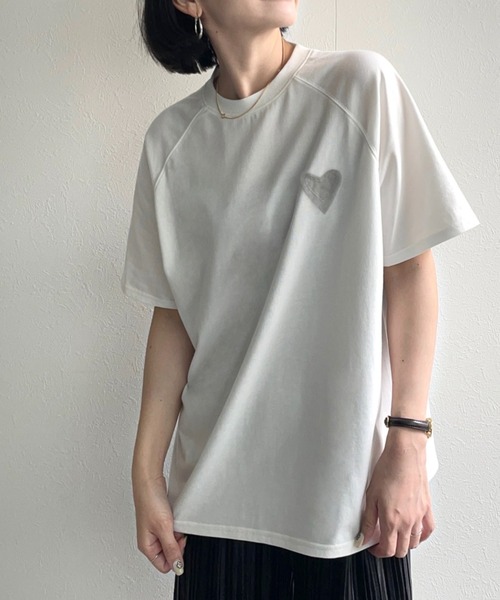 ap retro（アプレトロ）の「【選べるデザイン】BigシルエットカジュアルＴシャツ/ ハートチュール / ロゴ刺繍 / ハートモチーフ（Tシャツ/カットソー・レディース・オフホワイト/アイボリー/ブラック/ホワイト/ホワイト系その他/ブラック系その他/ブラウン/ブラウン系その他/ブラック系その他2/ホワイト系その他2/ブラック系その他3/ホワイト系その他3/ホワイト系その他4/オートミール/スミクロ・FREE）」の4枚目の写真