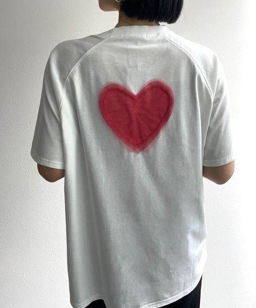 ap retro（アプレトロ）の「【選べるデザイン】BigシルエットカジュアルＴシャツ/ ハートチュール / ロゴ刺繍 / ハートモチーフ（Tシャツ/カットソー・レディース・オフホワイト/アイボリー/ブラック/ホワイト/ホワイト系その他/ブラック系その他/ブラウン/ブラウン系その他/ブラック系その他2/ホワイト系その他2/ブラック系その他3/ホワイト系その他3/ホワイト系その他4/オートミール/スミクロ・FREE）」の2枚目の写真
