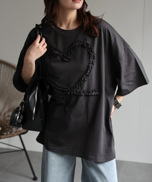 ap retro（アプレトロ）の「【選べるデザイン】BigシルエットカジュアルＴシャツ/ ハートチュール / ロゴ刺繍 / ハートモチーフ（Tシャツ/カットソー・レディース・オフホワイト/アイボリー/ブラック/ホワイト/ホワイト系その他/ブラック系その他/ブラウン/ブラウン系その他/ブラック系その他2/ホワイト系その他2/ブラック系その他3/ホワイト系その他3/ホワイト系その他4/オートミール/スミクロ・FREE）」の10枚目の写真
