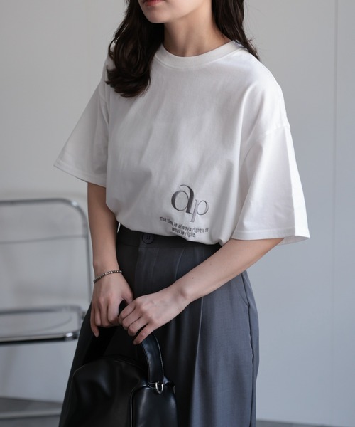 ap retro（アプレトロ）の「【選べるデザイン】BigシルエットカジュアルＴシャツ/ ハートチュール / ロゴ刺繍 / ハートモチーフ（Tシャツ/カットソー・レディース・オフホワイト/アイボリー/ブラック/ホワイト/ホワイト系その他/ブラック系その他/ブラウン/ブラウン系その他/ブラック系その他2/ホワイト系その他2/ブラック系その他3/ホワイト系その他3/ホワイト系その他4/オートミール/スミクロ・FREE）」の5枚目の写真